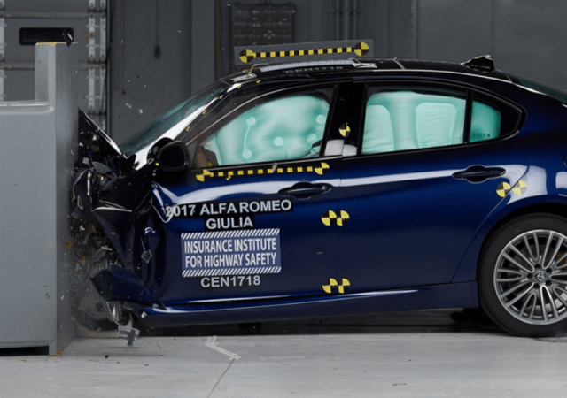 Foto Alfa Romeo Giulia Crash Test IIHS 2017