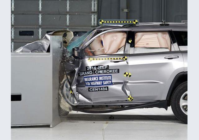 Foto Jeep Grand Cherokee Crash Test IIHS Small Overlap 2014