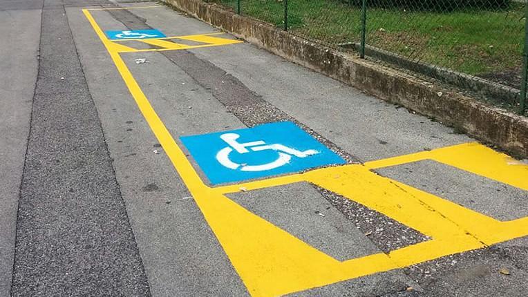 Parcheggio abusivo su posto per disabili: quando diventa un reato penale