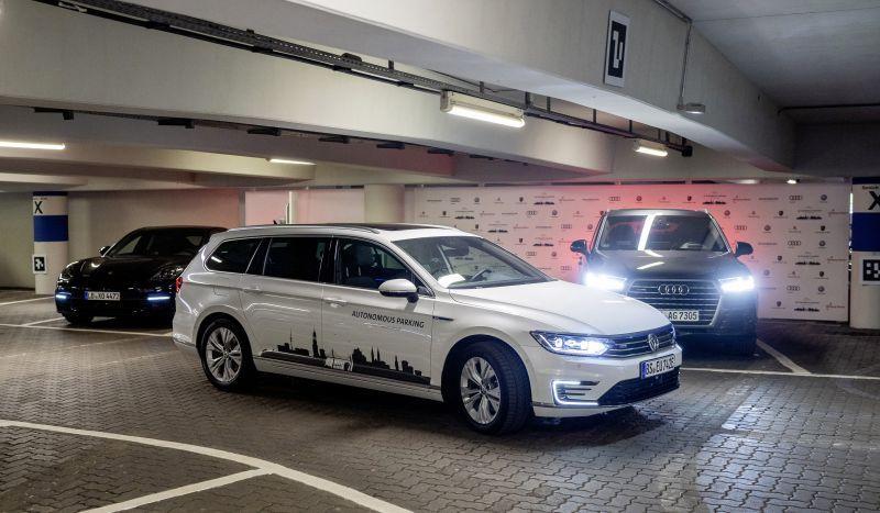 Test Audi-Volkswagen: l'auto cerca e trova il parcheggio da sola in aeroporto [VIDEO]