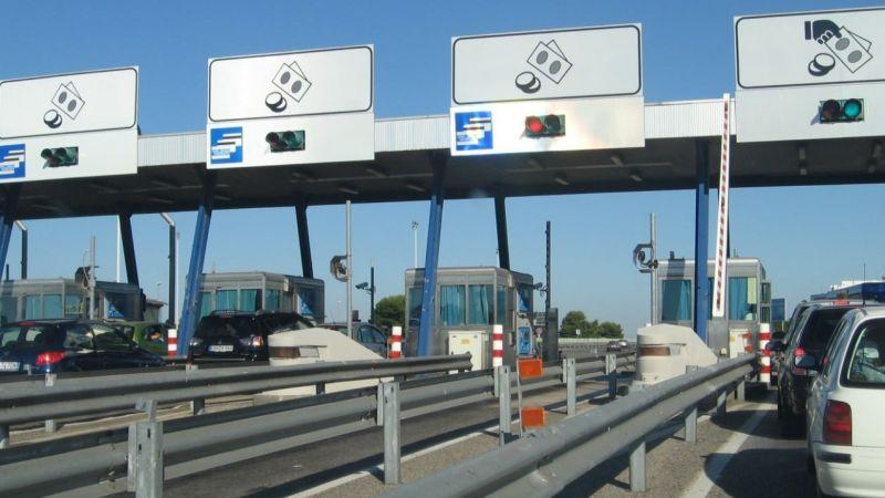 Casello autostradale. La tecnologia a microonde del sistema di telecamere  per il monitoraggio del movimento dei camion Repubblica Ceca Foto stock -  Alamy