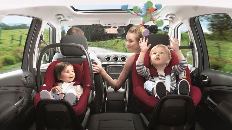 Bambini in auto, in vigore l'obbligo sui dispositivi antiabbandono
