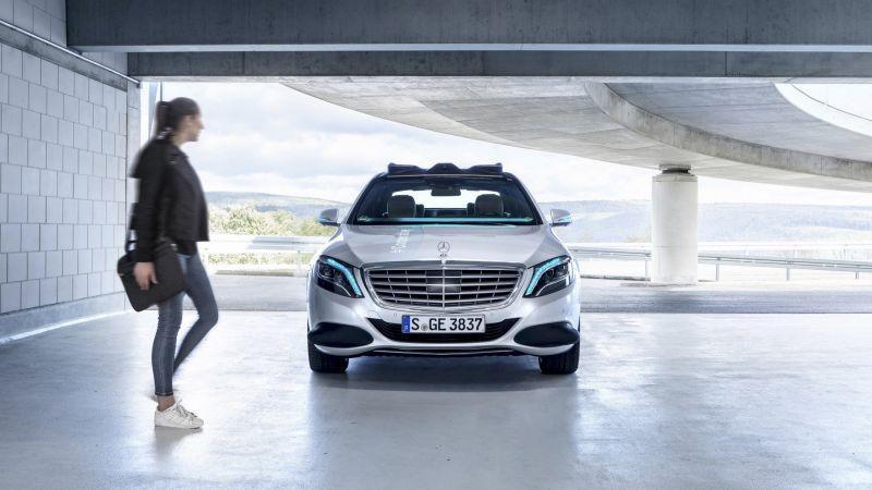 Guida autonoma: Mercedes sperimenta le luci che rispondono ai pedoni [VIDEO]