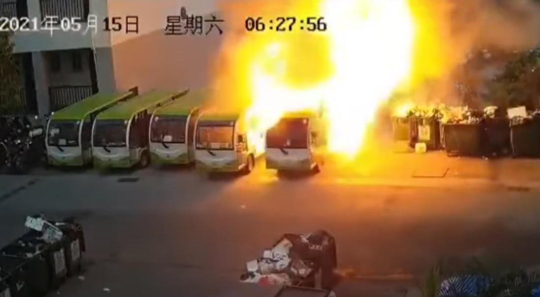 Autobus elettrici distrutti in pochi minuti: il video dell’incendio lampo