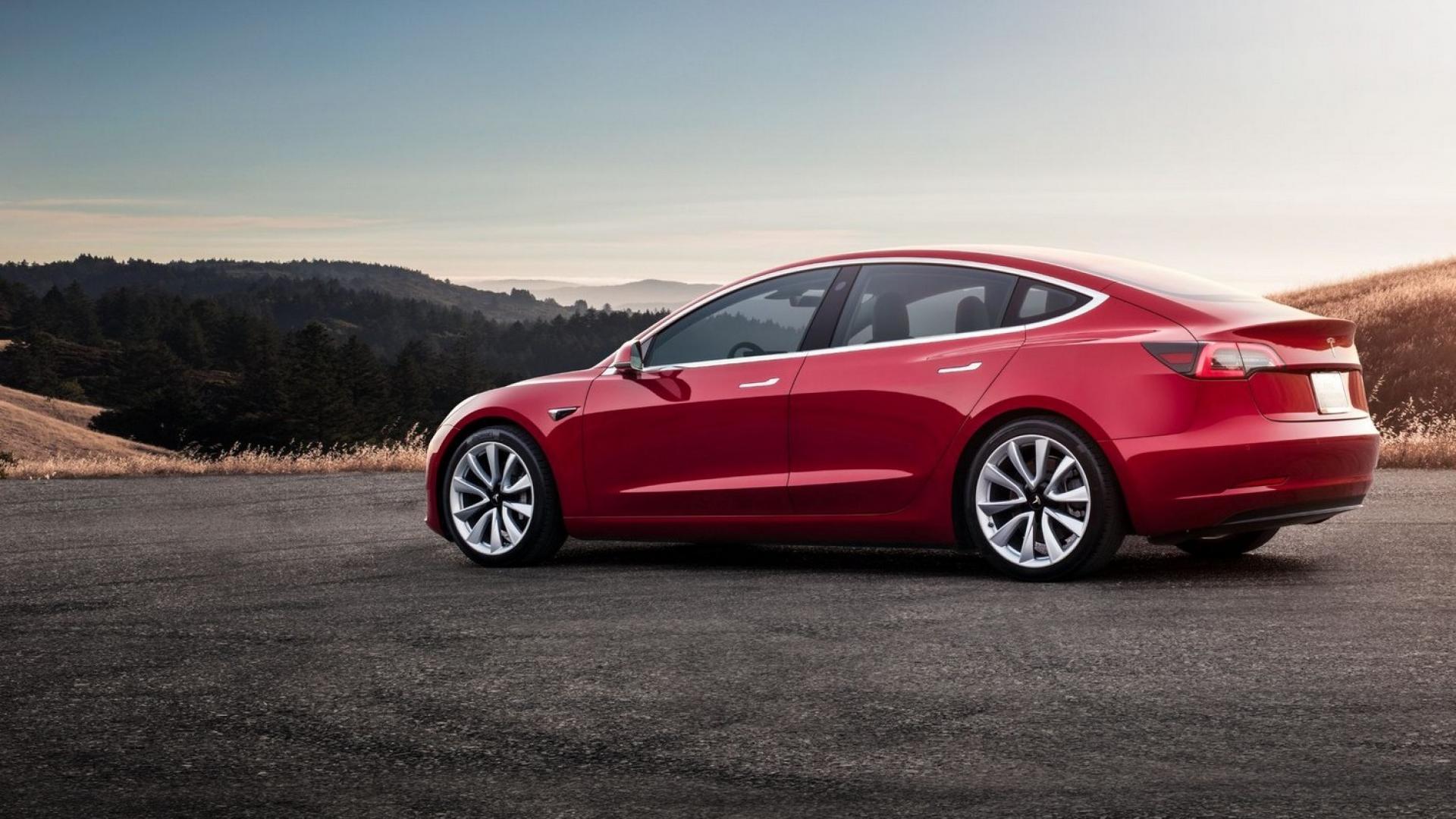 Assicurazione auto Tesla: perché arriva e quali vantaggi offre