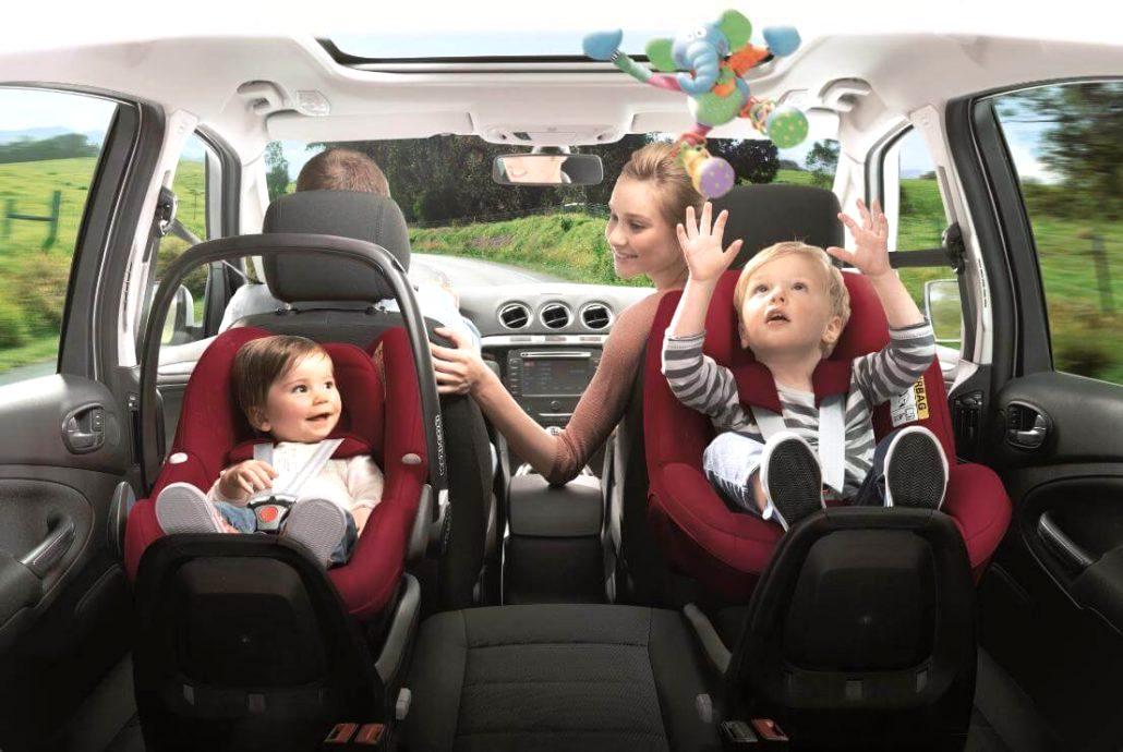 A che età un bambino può stare davanti in macchina?