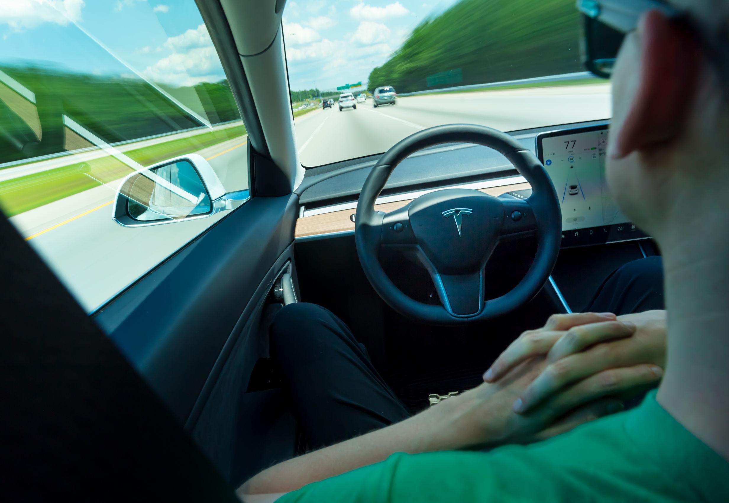 Guida Semi-Autonoma: il 22% dei conducenti si distrae più del dovuto
