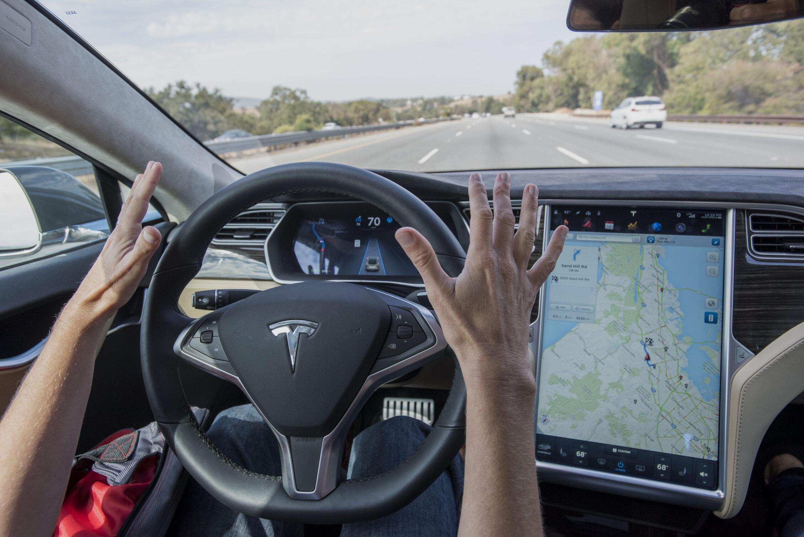 Tesla: in Germania è vietata la parola Autopilot
