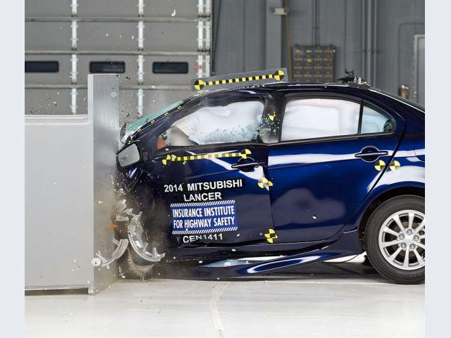 Mitsubishi Lancer – Crash test IIHS Small Overlap