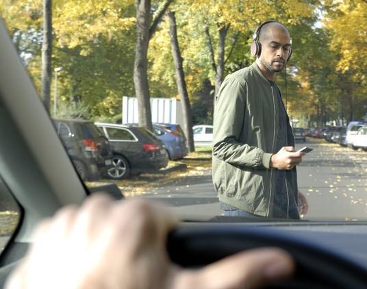 Pedoni distratti: oltre 1 su 2 attraversa con il cellulare in mano