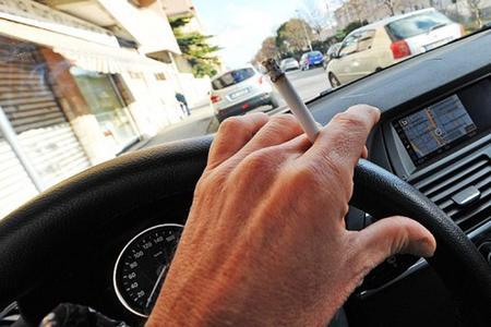 Divieto fumo in auto: sarà totale?