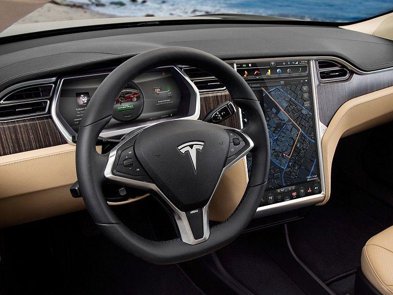 Tesla: l'aggiornamento 7.1 frena le bravate con la guida autonoma