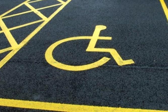 Auto dei Vigili sul posto disabili. Perché le scuse arrivano sempre dopo Facebook?