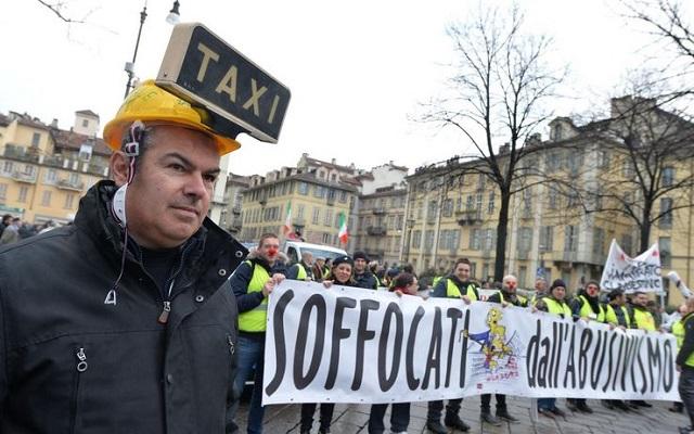Sciopero generale dei taxi a Roma: il 18 marzo protestano contro Uber