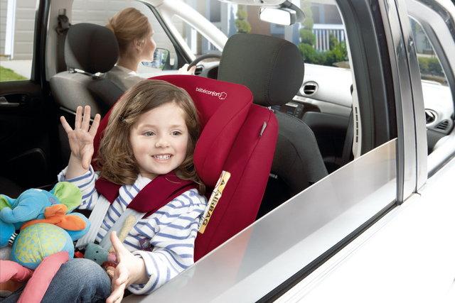 Sorridendo tre bambini di età diversa nello schienale dell'auto