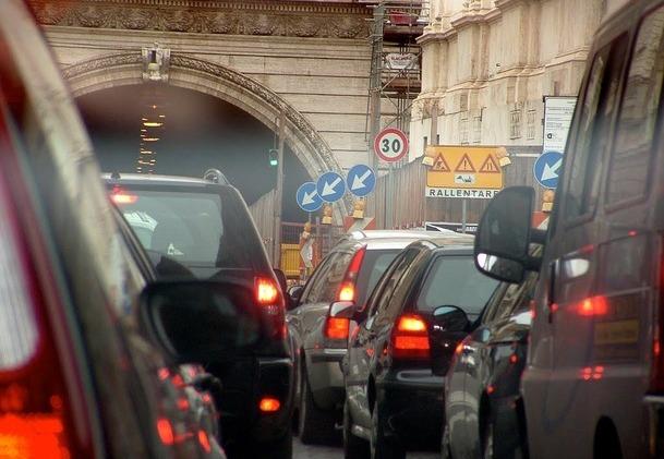 A Milano arrivano i 70 km/h: ma serviranno a ridurre l'inquinamento?