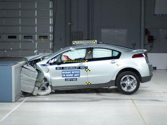 Chevrolet Volt e Nissan Leaf promosse nei crash test