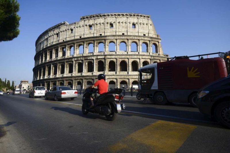 Roma, il sindaco Marino inarrestabile: “A piedi anche al Tridente”
