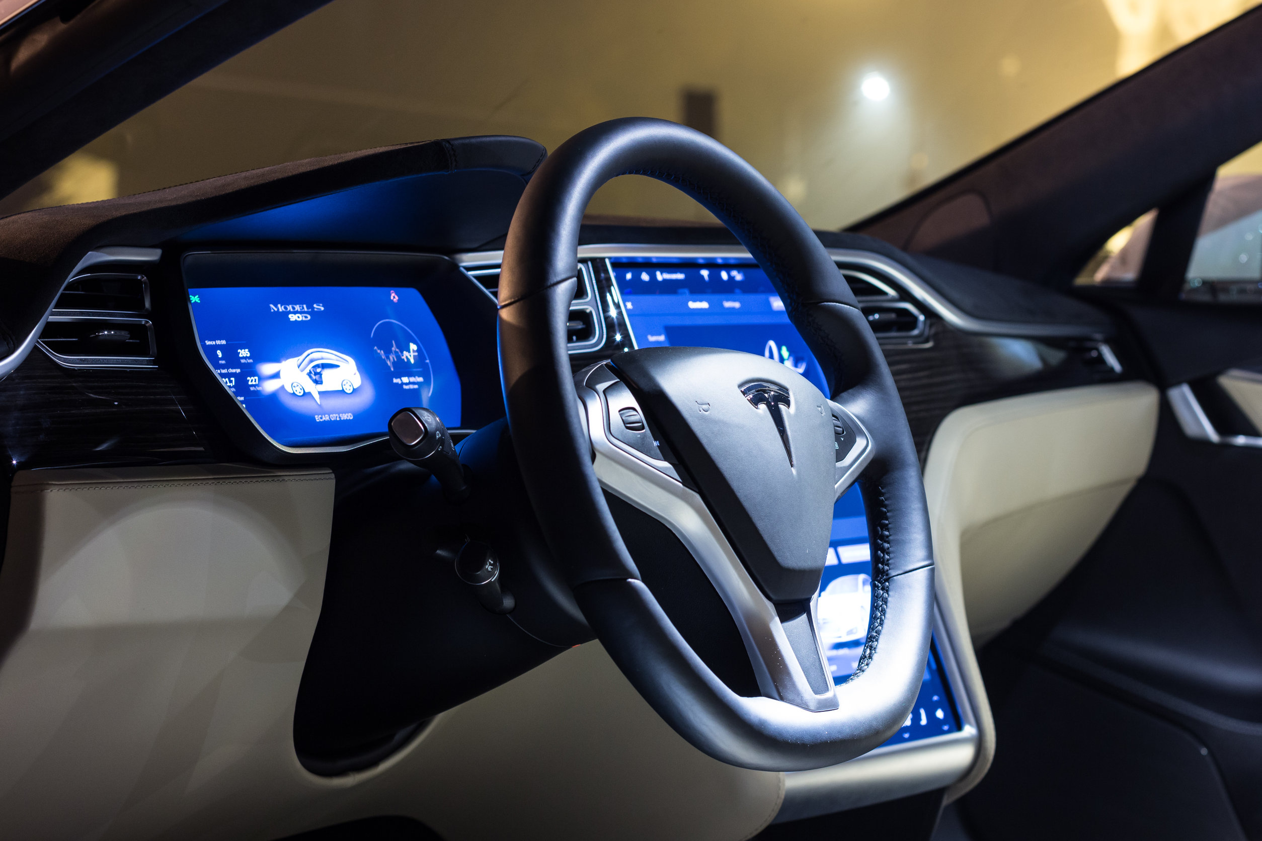 Tesla FSD, guida autonoma sotto accusa: un errore ogni 8 minuti?