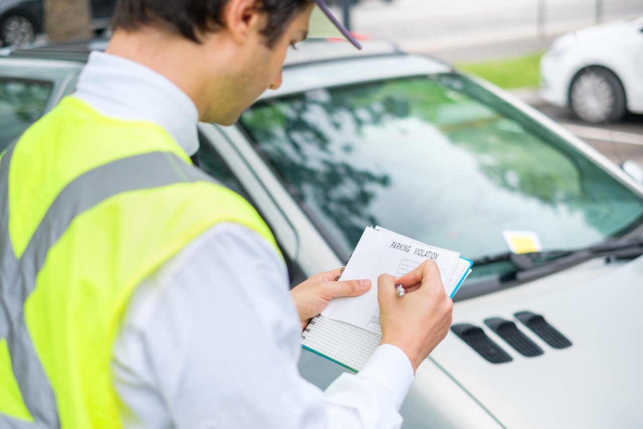 Multa auto non firmata: quando è valida?