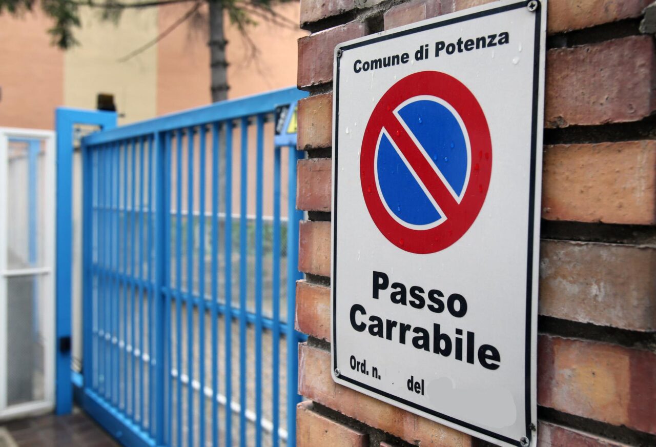 Passo carrabile: costo, multe e requisiti per richiederlo