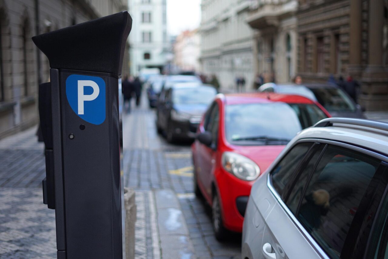 Strisce bianche: Milano vuole azzerare la sosta gratuita