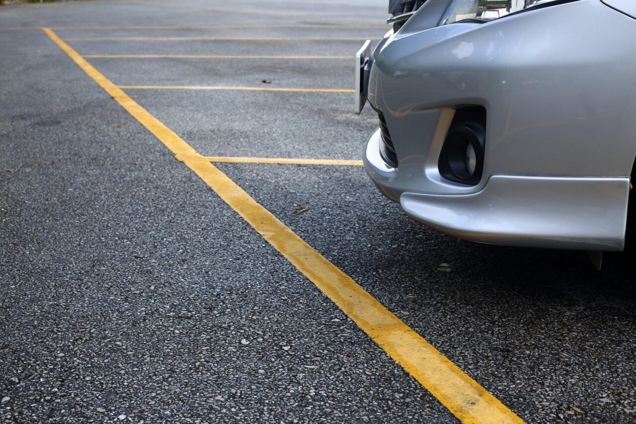 Strisce gialle parcheggio: regole e sanzioni