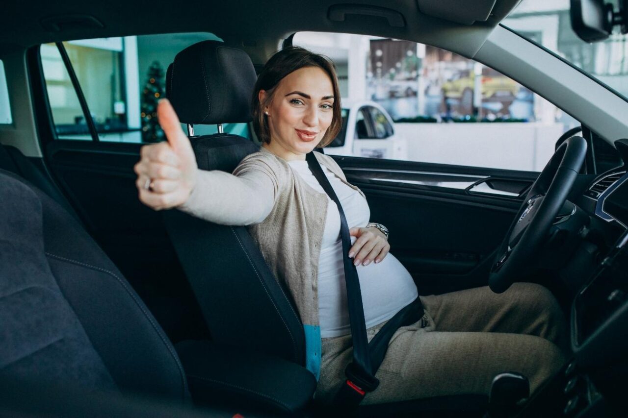 Donne incinte, consigli e regole per viaggiare in auto in sicurezza