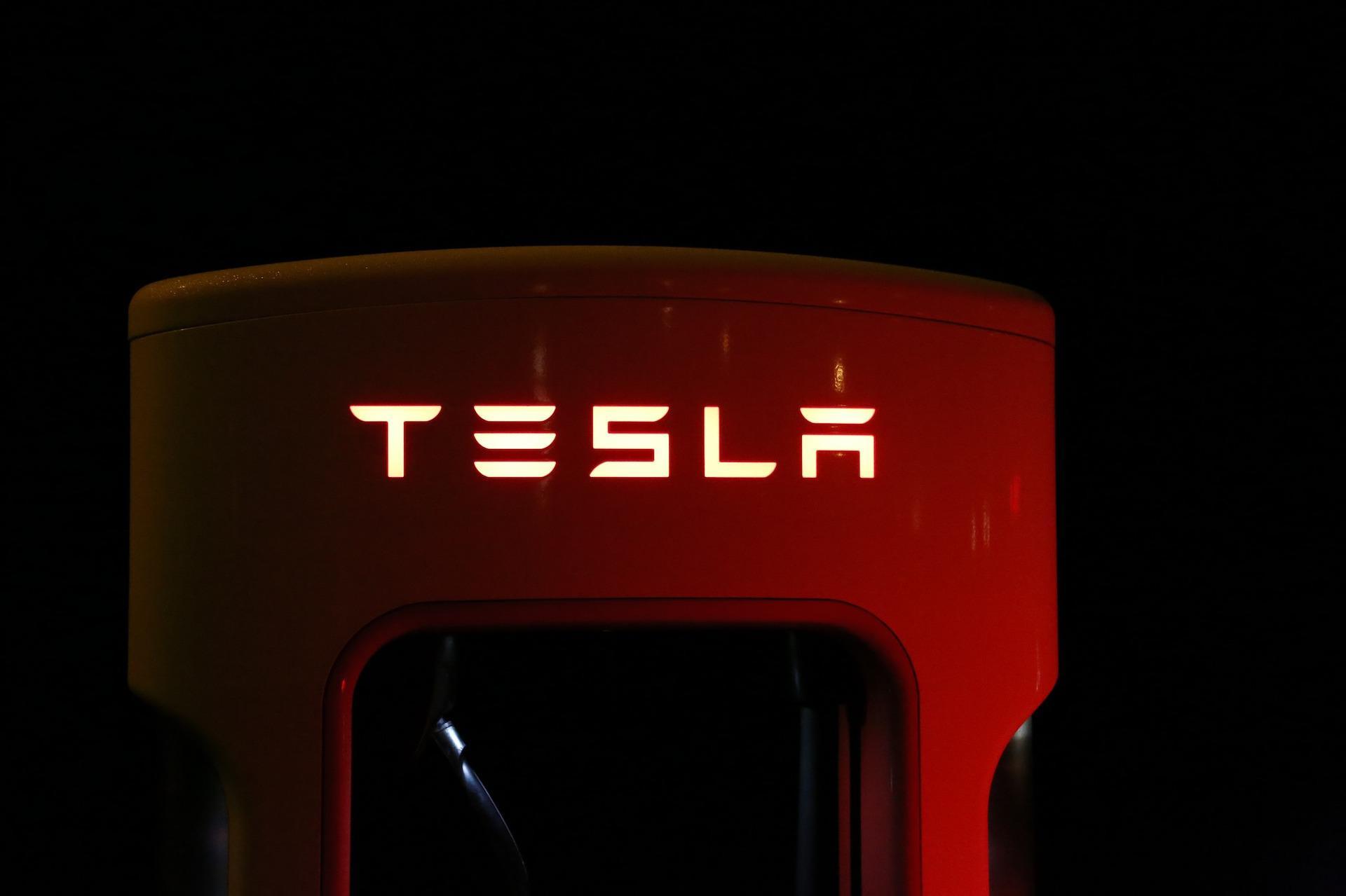 Tesla: assunzioni bloccate e 10 mila dipendenti a rischio licenziamento