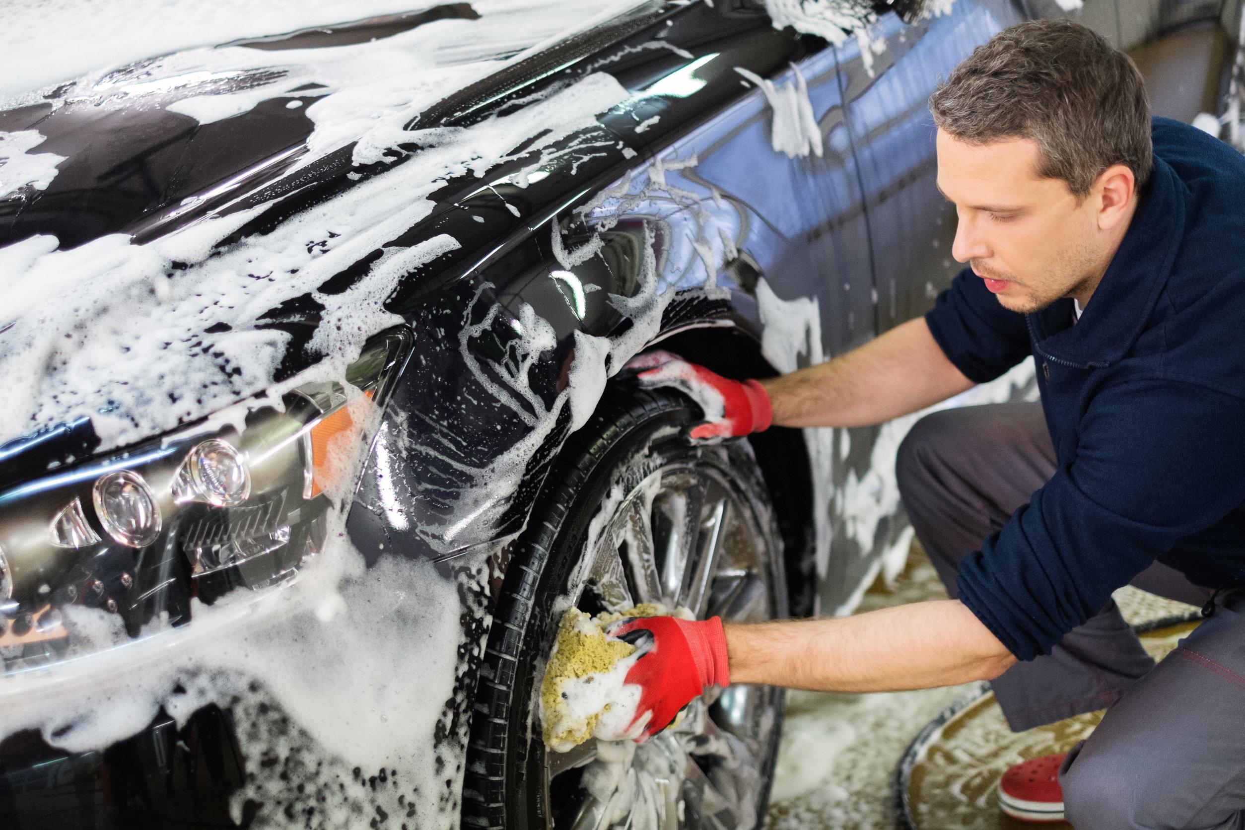 Lavare l'auto da soli: i consigli pratici per fare un buon lavoro