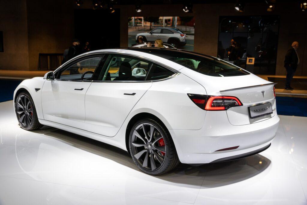 Tesla taglia i prezzi in Italia, ora la Model 3 si può acquistare