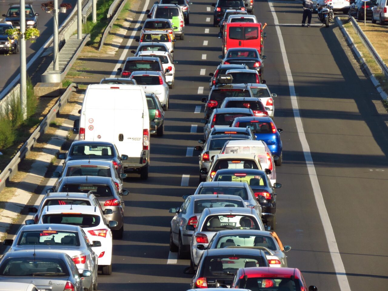 Mobilità: in Italia aumentano le auto e sono sempre più vecchie