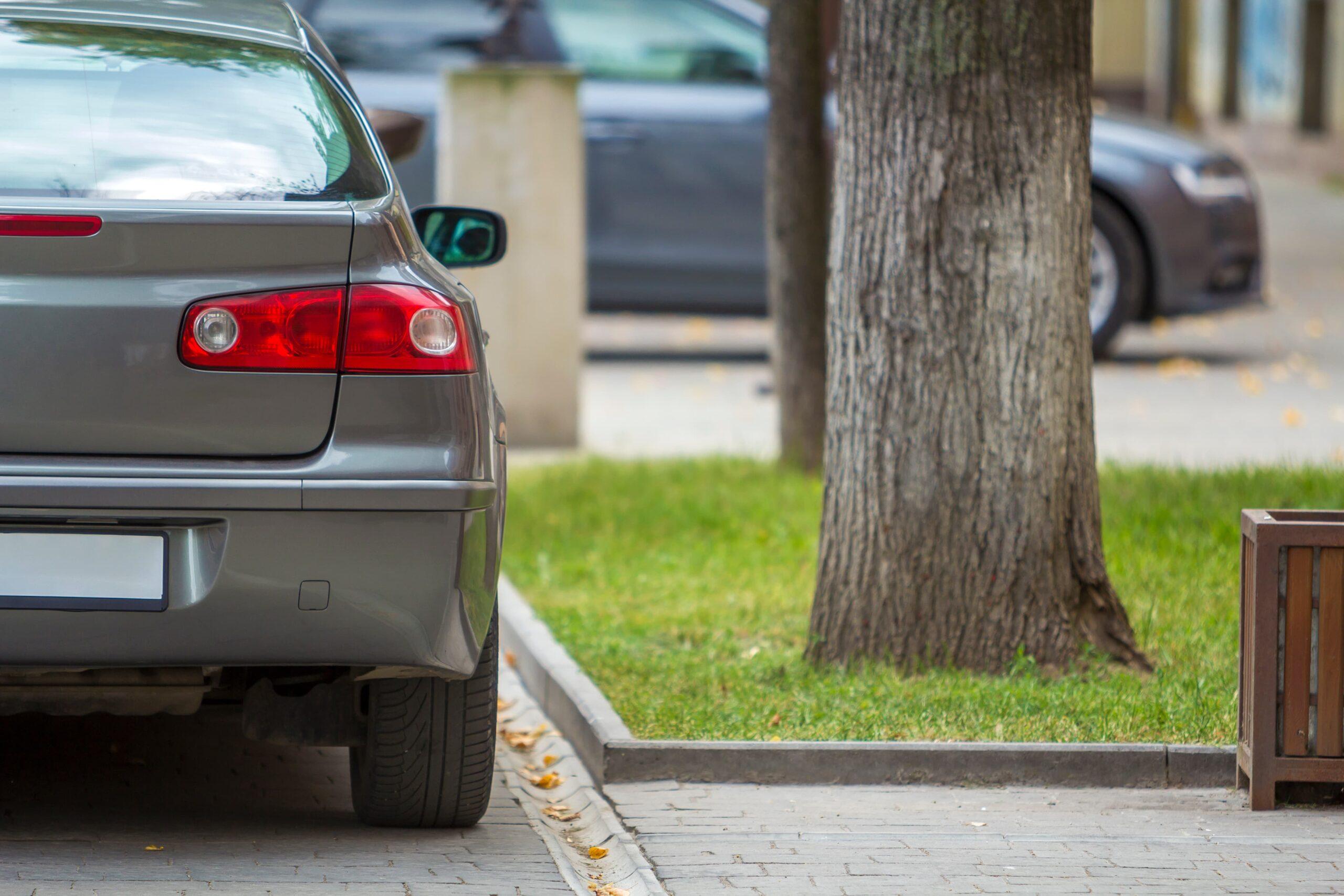 Parcheggio auto riservato: chi ha diritto ad averlo davanti casa?
