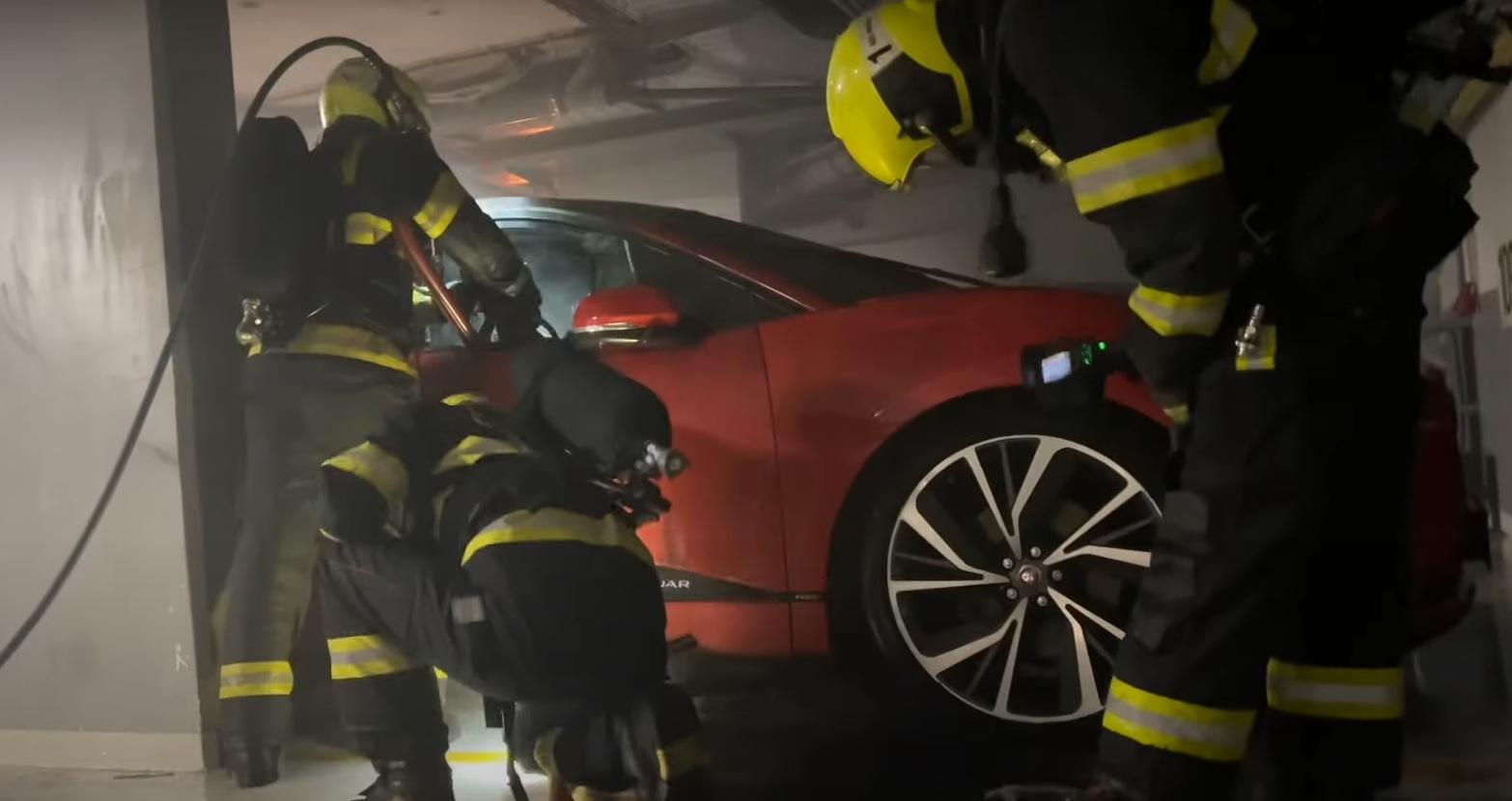 Incendio auto EV in parcheggio a -1: l’intervento esemplare dei VV.F