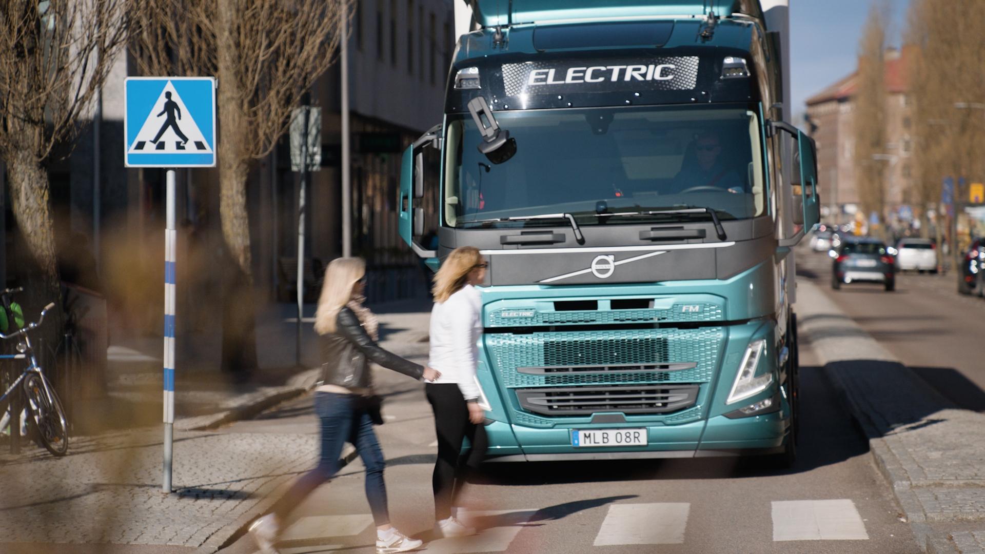 Volvo, nuovi sistemi di sicurezza sui camion per pedoni e ciclisti