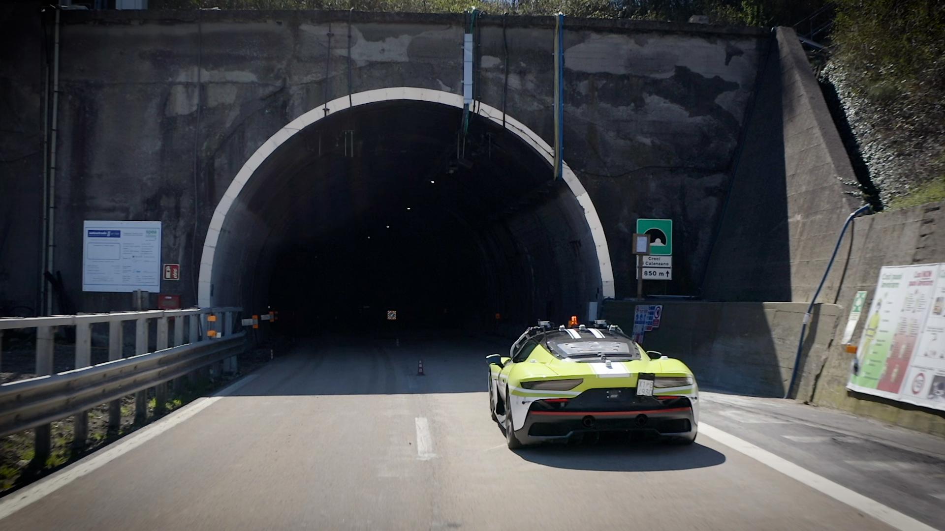 Autostrade: test di guida semi autonoma in galleria e senza GPS