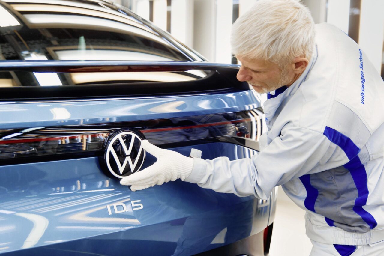 Volkswagen taglia 269 dipendenti: “boom EV finito senza incentivi”