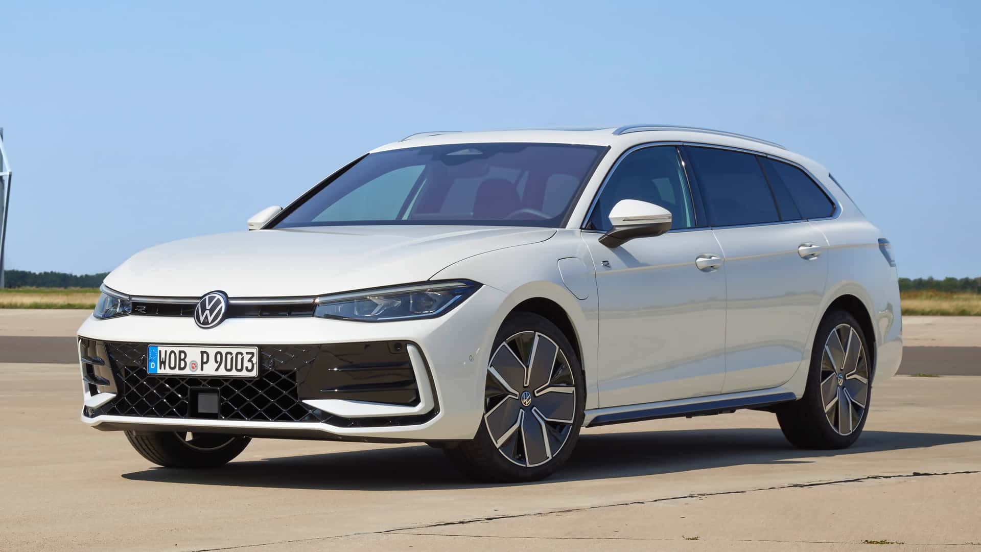 Nuova Volkswagen Passat 2024 caratteristiche, motori e prezzi
