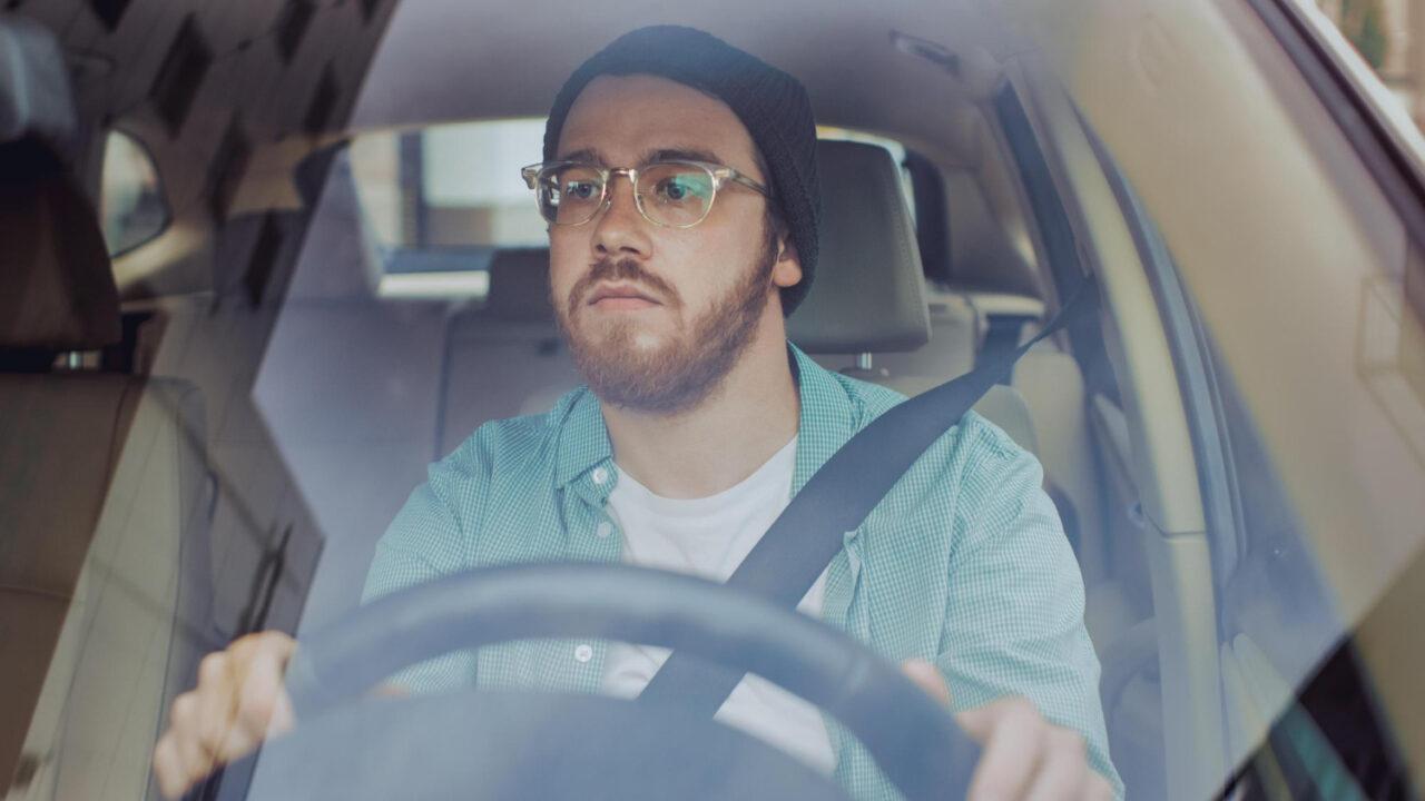 Obbligo di lenti durante la guida: come eliminare la prescrizione