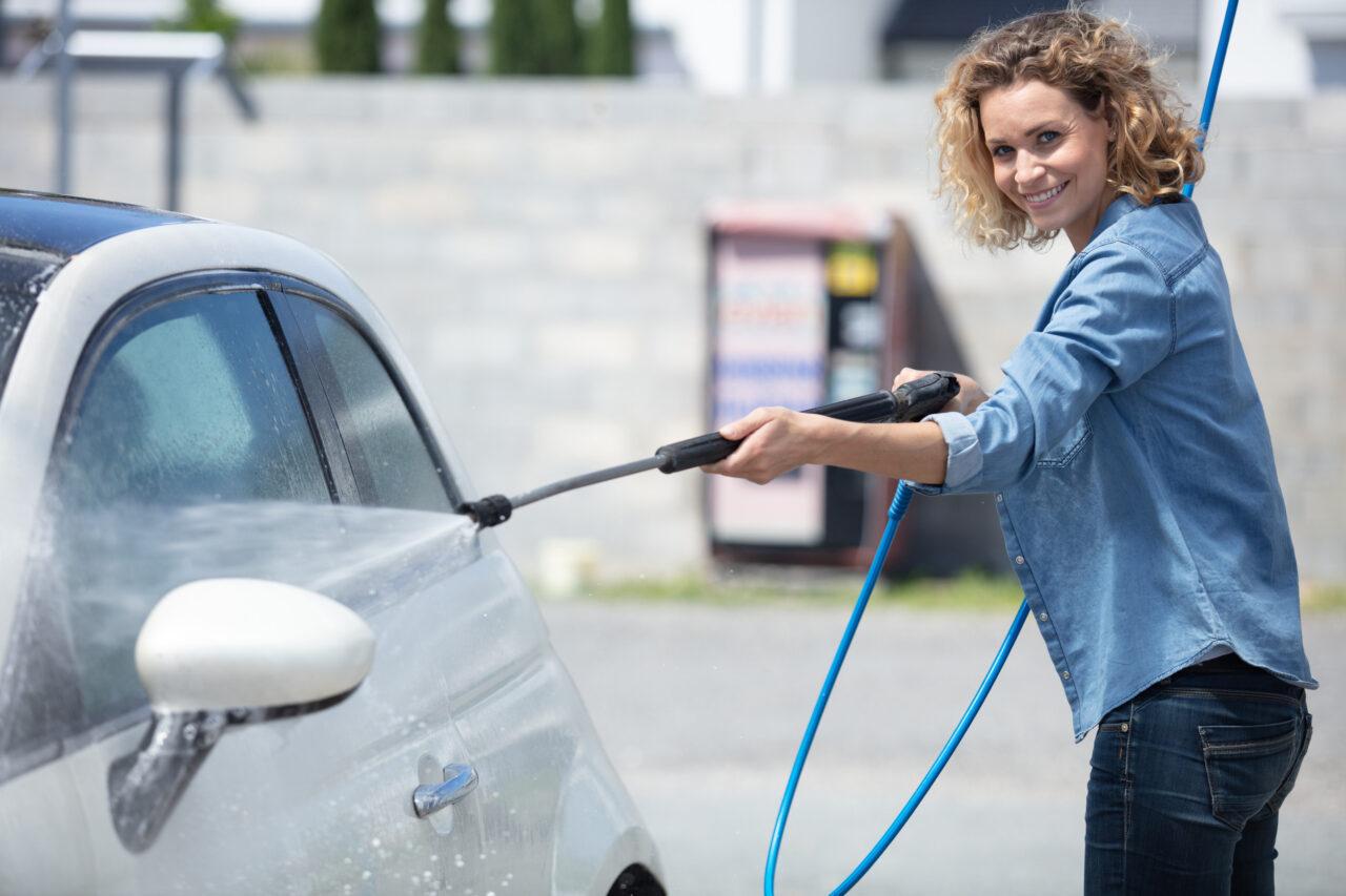 Come lavare l’auto senza graffiarla