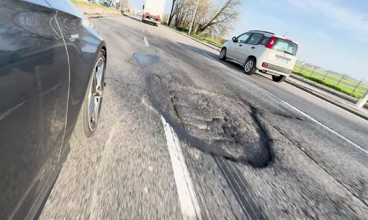 Buche nelle strade a Milano: la denuncia in un video