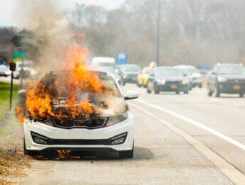 Rapporto ZEV: “incendi auto elettriche e ICE sono molto diversi”