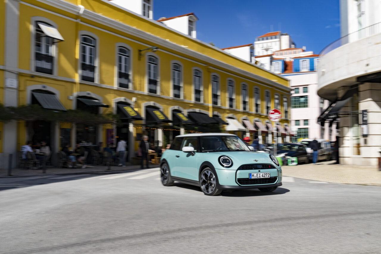 Mini Cooper S: più sicurezza con Safe Exit e Active Cruise Control