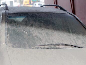 Pioggia con sabbia: come lavare l’auto senza fare danni