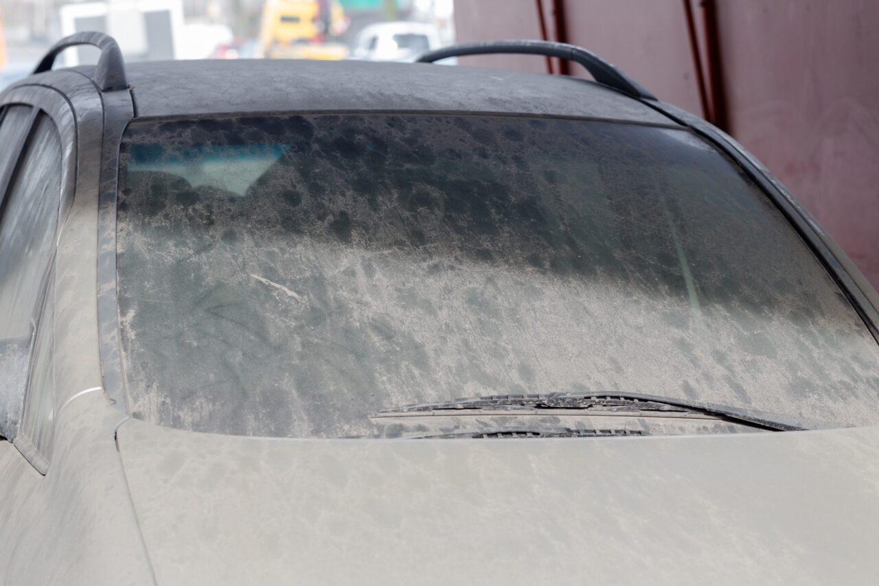 Pioggia con sabbia: come lavare l’auto senza fare danni