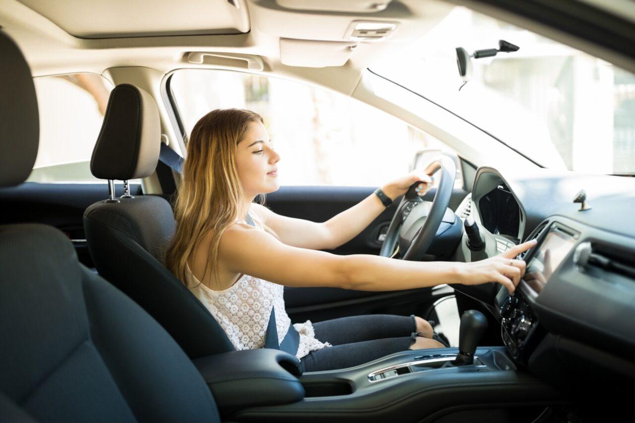 Comandi vocali più sicuri del touch per il 52% di automobilisti