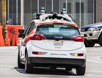 GM: multa di 112 mila $ per l’incidente “nascosto” del robotaxi