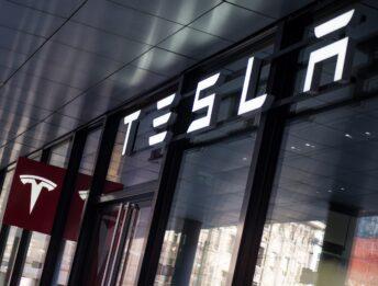 Dazi UE: aliquota del 9% per le Tesla prodotte in Cina