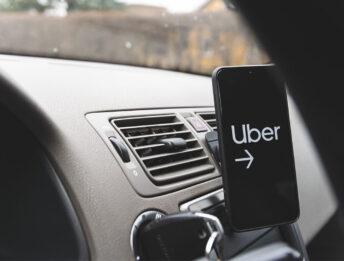 Uber aumenta la sicurezza: tre nuove funzioni per le corse notturne