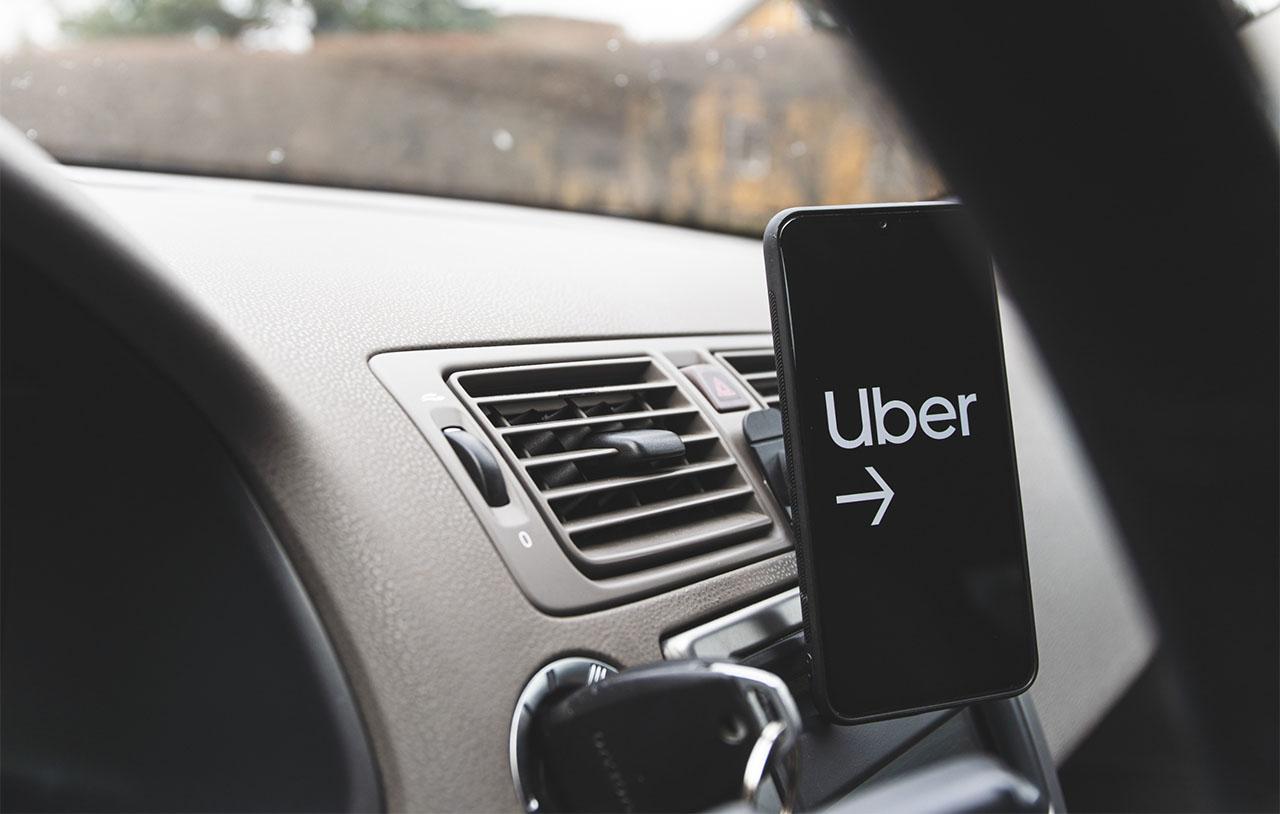 Uber aumenta la sicurezza: tre nuove funzioni per le corse notturne